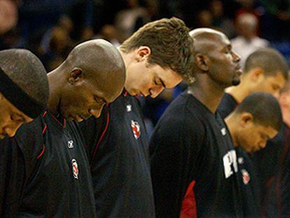 Pau Gasol y sus compañeros de los Grizzlies durante el minuto de silencio por las víctimas de 11-M.