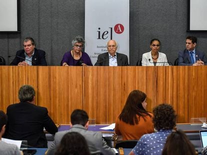 Los exministros de Medio Ambiente de Brasil Jose Carlos Carvalho, Carlos Minc, Marina Silva, Rubens Ricupero, Izabella Teixeira, Sarney Filho y Edson Duarte.