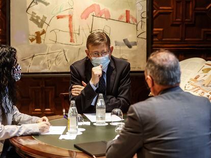 El presidente de la Generalitat, Ximo Puig (2i), interviene durante la reunión con los sindicatos y la patronal en el Palau de la Generalitat.