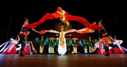 Los miembros de la compañía de danza de las campanas imperiales de China, durante una actuación en Sídney.