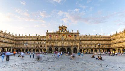La plaza Mayor de Salamanca, construida a mediados del siglo XVIII según un proyecto del arquitecto Alberto Churriguera. 