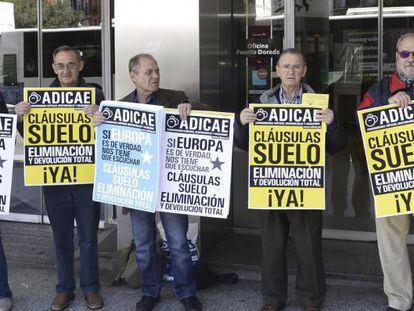 Integrantes de Adicae se manifiestan contra las cláusulas suelo.