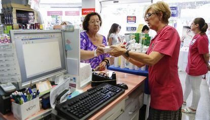 Clientes en una farmacia en Alicante.