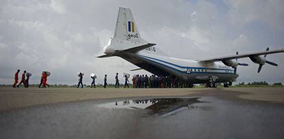 Un avión de la Fuerza Aérea de Myanmar similar al que ha desaparecido este miércoles.