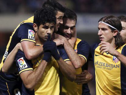 Diego Costa es felicitado por Villa, Adri&aacute;n y Filipe Luis tras marcar el primer gol del Atl&eacute;tico
