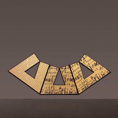<i>Tríptico dorado con dos saturaciones</i> (2009), de Bernar Venet.