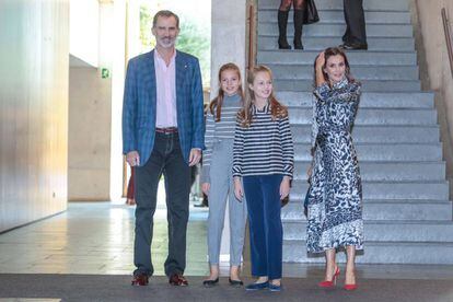Los Reyes y sus hijas en Barcelona, este martes.