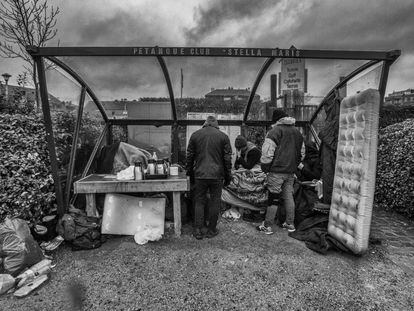 Migrantes se protegen de la lluvia en Zeebrugge (Bélgica).