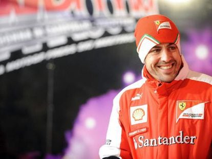 Fernando Alonso, sonríe durante un encuentro con aficionados.