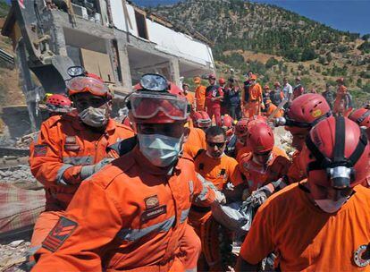 Miembros de los equipos de rescate turcos trabajan en las zona del desastre.