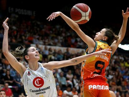 Queralt Casas disputa una posesión con Mariona Ortiz, durante el partido de las semifinales de la Liga Femenina Endesa entre Valencia Basket y Casademont Zaragoza.