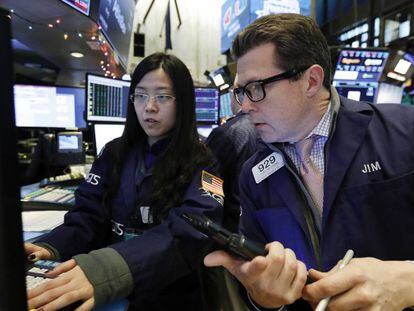 Dos operadores de la Bolsa de Nueva York (Wall Street).