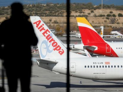 Un viajero observa aviones de Air Europa e Iberia en el aeropuerto de Barajas de Madrid.