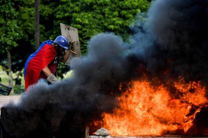Un manifestante, durante una movilizaci&oacute;n en Caracas el pasado d&iacute;a 23. 