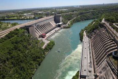 El río Niagara a su paso por la planta hydroeléctrica proyectada por Robert Moses.
