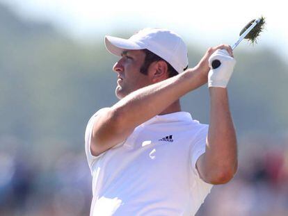 Jon Rahm, tras un golpe en la calle del quinto hoyo el s&aacute;bado.