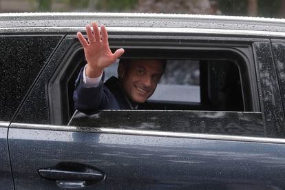 Emmanuel Macron saludaba ayer después de ejercer su voto en la localidad de Le Touquet, situada en el norte de Francia.
