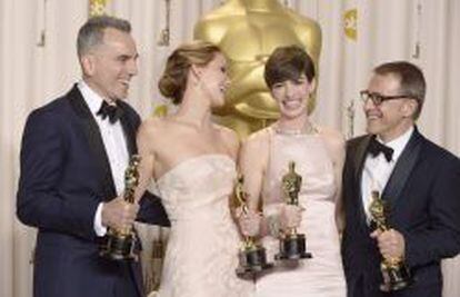 Daniel Day-Lewis (izquierda) con la ganadora del Oscar a la mejor actriz Jennifer Lawrence (segunda izquierda; la de la mejor actriz secundaria, Anne Hathaway; y el de mejor actor secundario, Christophe Waltz el 24 de febrero de 2013.