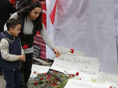 Habitantes de Estambul colocan flores en el lugar de la Avenida Istiklal donde el pasado 19 de marzo murieron cuatro turistas al inmolarse un suicida vinculado al Estado Islámico.