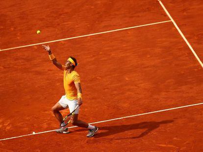 Nadal sirve durante el partido contra Monfils.