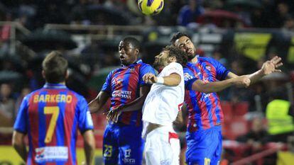 Fazio pelea por el cuero ante dos jugadores del Levante.