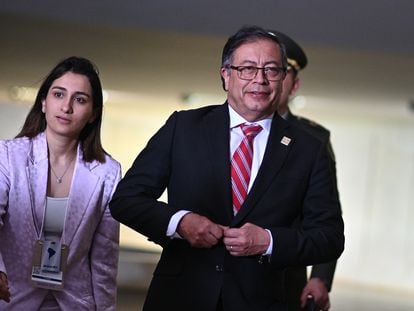 Gustavo Petro y su jefa de gabinete, Laura Sarabia, tras la reunión con los presidentes de la región en la cumbre suramericana, el 30 de mayo en Brasilia.