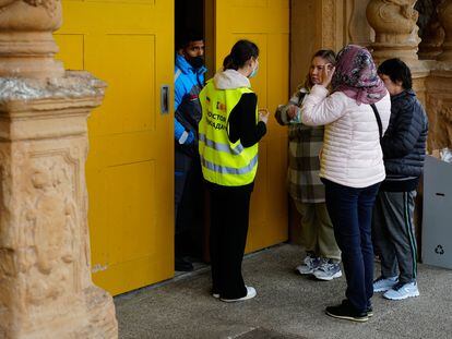 Refugiadas de Ucrania ante la puerta del centro de atención habilitado en la Fira de Barcelona.