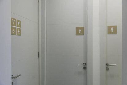 Quan el disseny de l'espai ho permet, cada porta té la seva pròpia senyalització. A la imatge, els lavabos ubicats al costat del bar del Parlament.