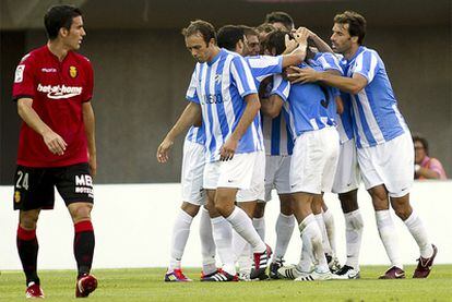 Los jugadores del Málaga celebran el gol de Demichelis.