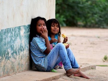 Niños de la etnia wichí, en la localidad de Rivadavia, en el Chaco salteño (Salta, Argentina).