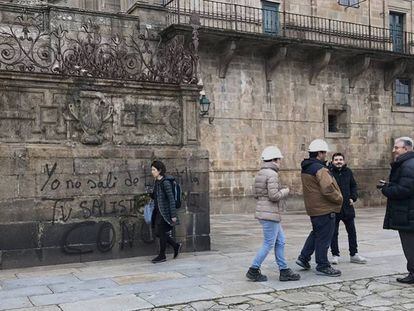 Pintada en la fachada de la catedral del Obradoiro de Santiago que ha sido vista esta mañana.