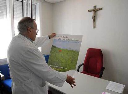 Sacerdote en un hospital de Madrid.