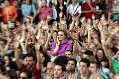 Asistentes a la asamblea de indignados, ayer en la Puerta del Sol de Madrid.