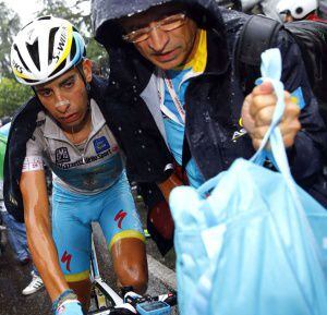 Un auxiliar del Astana cuida de Aru al final de la etapa.