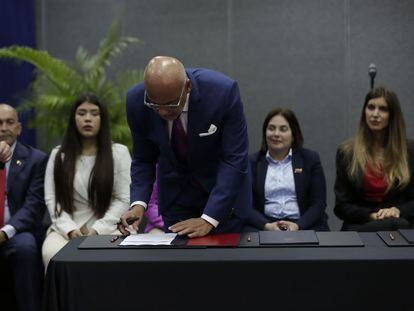 Jorge Rodríguez firma el acuerdo con la oposición para celebrar elecciones presidenciales en 2024, el 17 de octubre en Barbados.