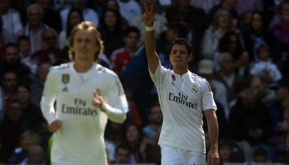 Chicharito celebra su gol al EIbar, junto a Modric.