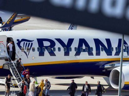 Varios viajeros desembarcan de un avión de Ryanair