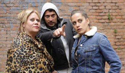 Paco León dirige a su madre Carmina Barrios y a su hermana María León durante el rodaje de la película 'Carmina o revienta' .