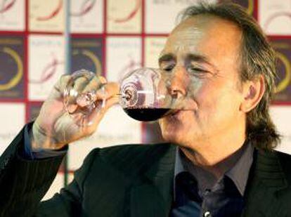 El cantautor Joan Manuel Serrat degusta una copa de vino durante la presentación en sociedad en Barcelona de los caldos de su bodega Mas Perinet. EFE/Archivo