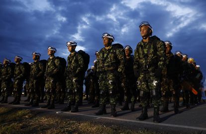 Soldados participan en una demostración de capacidades aéreas y terrestres en el Día del Ejército Nacional, el pasado 7 de agosto, en Cundinamarca (Colombia).
