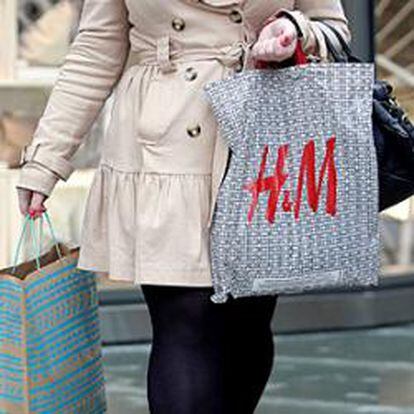 Un cliente sale de un establecimiento de H&M en Londres