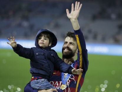 Piqu&eacute;, junto a su hijo Milan, tras conquistar el Mundial de Clubes. 