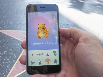 LOS ANGELES, CA - JULY 14: Pokemon Go players are seen on the Hollywood Blvd in search of Pokemon and other in game items on July 14, 2016 in Los Angeles, California. (Photo by PG/Bauer-Griffin/GC Images)