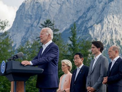 El presidente estadounidense, Joe Biden, habla junto a la presidenta de la Comisión Europea, Ursula von der Leyen; el primer ministro japonés, Fumio Kishida; el primer ministro canadiense, Justin Trudeau, y el canciller alemán, Olaf Scholz, en el primer día de la cumbre del G-7 en Elmau, Alemania.