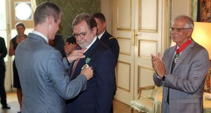 El embajador francés condecora a Cebrián en presencia del Borrell.