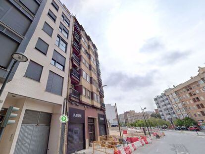 Edificio desalojado (centro), en la Avenida Constitución 208 de València.