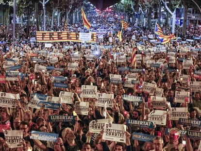 Manifestaci&oacute;n en Barcelona contra el arresto de los dos l&iacute;deres separatistas catalanes, Jordi S&agrave;nchez y Jordi Cuixart, el pasado 17 de octubre.