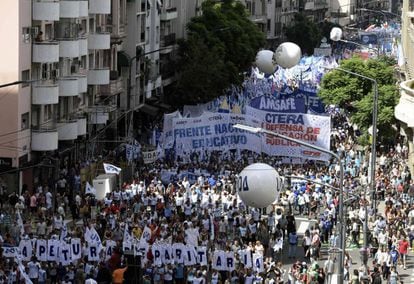 Los gremios docentes de Argentina marchan en Buenos Aires en reclamo de mejoras salariales.