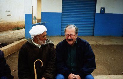 Manuel Leguineche (d) charla con un nativo en El Rif, en el norte de Marruecos.