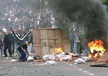 Cientos de argelinos tomaron las calles de Tizi-Uzu (Cabilia) en protesta por la muerte de un joven.